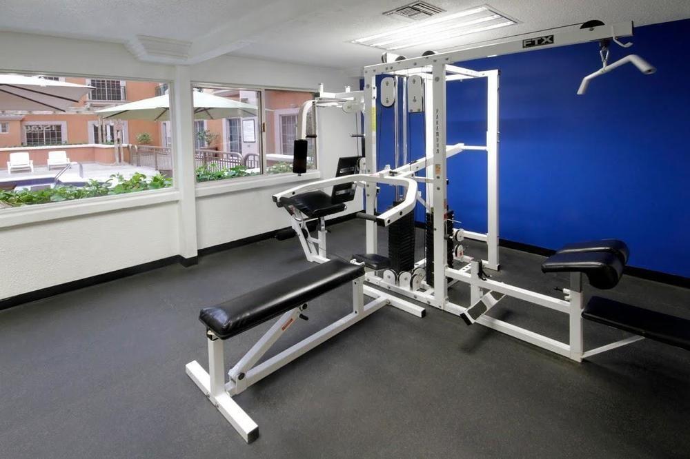 Istay Hotel Сиудад Хуарес Екстериор снимка A typical gym