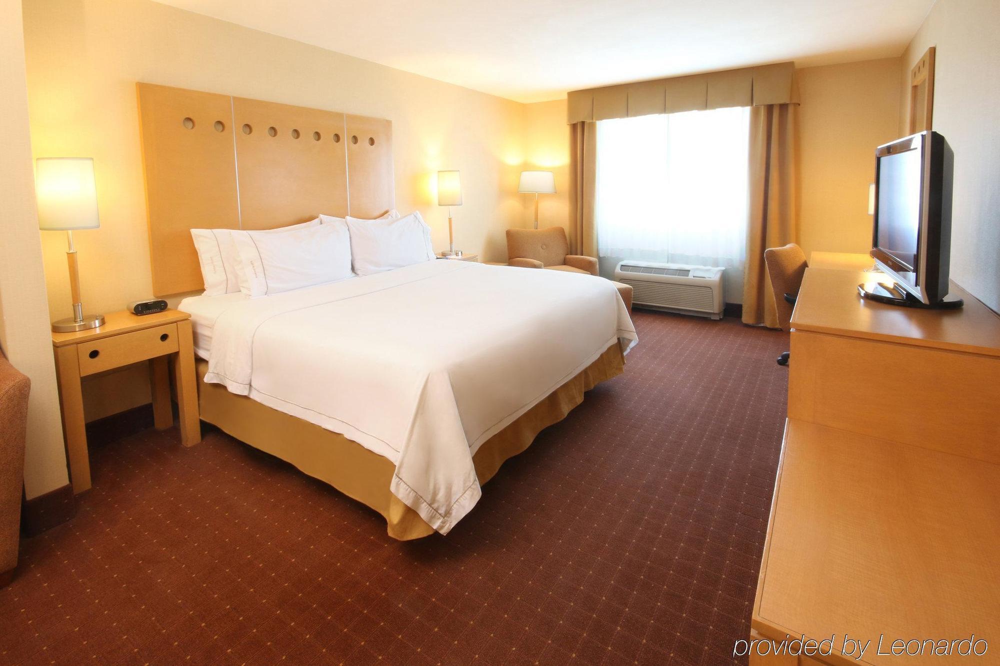 Istay Hotel Сиудад Хуарес Екстериор снимка A typical guest room at the Hilton Garden Inn