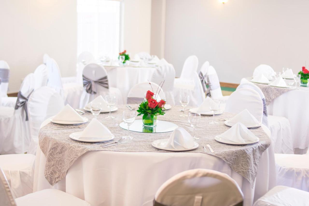 Istay Hotel Сиудад Хуарес Екстериор снимка A table set for a formal dinner